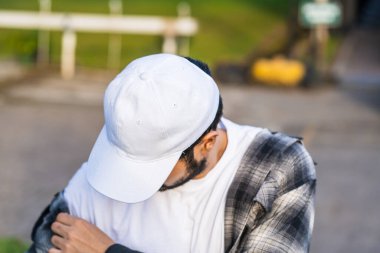 Uzmanca bestelenmiş, beyaz şapkalı bir adamı yakalıyor, parlak ve modern görünümünü vurguluyor.