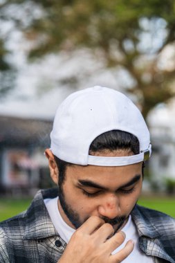 Çekici bir maket, beyaz şapkalı bir adamın görsel hikaye anlatımı için basit bir poz verdiğini gösteriyor.