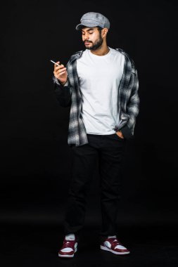 Uzmanca hazırlanmış, tasarım sergileniyor. Beyaz, boş tişörtlü bir adam, yaratıcı tasarımlarınız için çok yönlü bir görsel varlık sunuyor.