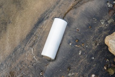 Doğa temalı bir ortamın güzelliğinin ortasında, beyaz, boş, uzun bir şarap bardağı bu büyüleyici model görüntüdeki spot ışıklarını çalıyor.