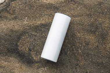 Çabasız stil, doğanın harikalarıyla buluşuyor. Bu büyüleyici, boş, uzun şarap kadehinin görüntüsü.