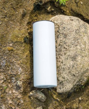 Doğa temalı bir zemin beyaz, boş, uzun bir şarap bardağının cazibesini ortaya çıkarır. Bu büyüleyici maket resimde yer alır.