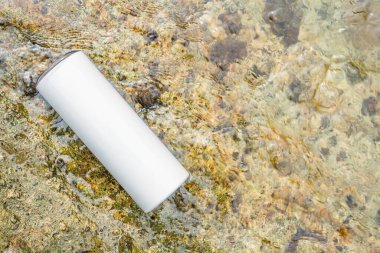 Doğanın ve entelektüelliğin kusursuz bir karışımı, bu büyüleyici taklit görüntüsü doğada basitçe düzenlenmiş beyaz, boş, uzun bir şarap kadehini sunar.