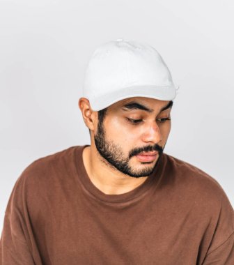 Abartısız bir zarafetle, genç adamın büyüleyici varlığı basit bir iç mekan pozunda parlıyor.