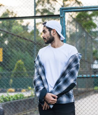 Moda ve minimalizmin özünü beyaz, boş bir şapka ve gömlek giyen genç bir adamla özdeşleştirir.