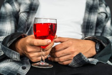 Bir dokunuşla, bir görüntü sunar genç bir adam şarabının tadını çıkarırken.