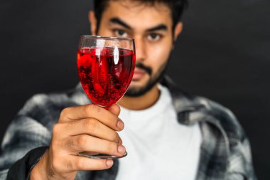 Çabasız bir şekilde stil sahibi olan genç adam bu büyüleyici görüntüde şarap uzmanı olur.