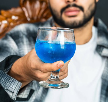 Gelişmişliğin özünü keşfedin. Genç bir adam şarabını zarafetle sergiler.