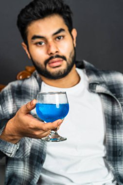 Büyüleyici bir an, genç adamın şarap içmesine olan hayranlığını yakalar ve hoş bir ortam yaratır.