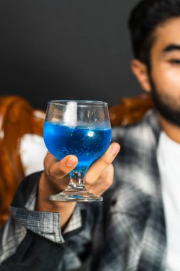 Çabasız bir şekilde stil sahibi olan genç adam bu büyüleyici görüntüde şarap uzmanı olur.