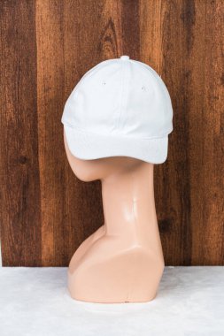 Entelektüelliğin vücut bulmuş hali. Beyaz, boş bir şapka. Moda oyuncağı tarafından giyilmiş.