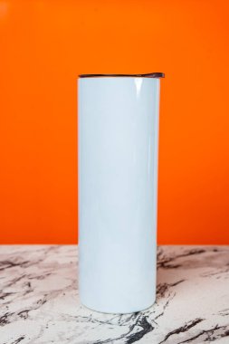 Büyüleyici derecede basit, bir model resim zahmetsiz bir zarafetle düzenlenmiş bir şarap bardağı içerir.