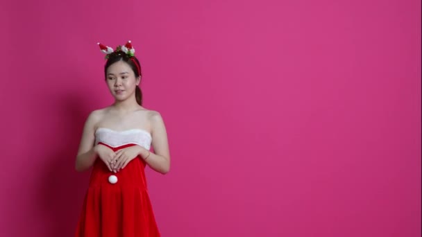 Egy Karácsony Témájú Ruhát Viselő Ázsiai Képe Aki Oldalára Mutat — Stock videók