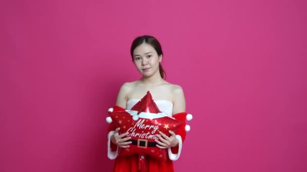 Кадры Азиатской Женщины Одетой Рождественскую Одежду Играющей Шаре Форме Звезды — стоковое видео