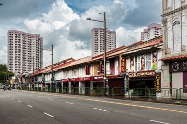 Singapur, Singapur, 12 Temmuz 2022: Singapur 'daki küçük Hindistan manzarası, kuyumcularla dolu yol.