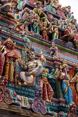Küçük Hindistan, Singapur 'daki Sri Veeramakaliamman Tapınağı cephesindeki Hindu sanatının ayrıntıları.