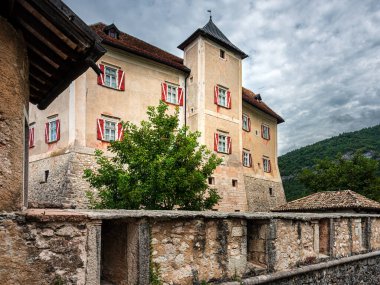 Val di Non, Ağustos 2022: Val di non 'daki Castel Thun cephesine bakınız. İtalya.