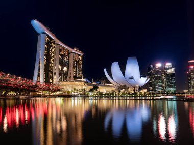 SINGAPORE - 2022 Temmuz: Singapur 'daki Marina Bay Sands Resort tesisinde gece görüşü. Lüks otel ve dünyanın en pahalı kumarhanesi şehrin ana turistik mekanıdır.