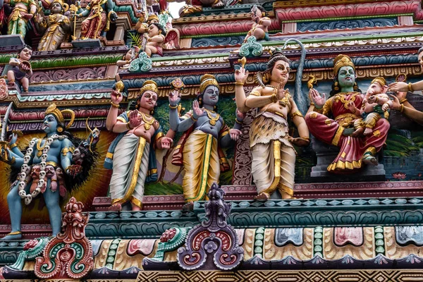 Küçük Hindistan, Singapur 'daki Sri Veeramakaliamman Tapınağı cephesine Karmaşık Hindu sanatı ve ilah oymalarının ayrıntıları.