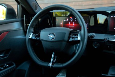 İstanbul, Türkiye - 24 Ekim 2022: Opel Astra, PSA Grubu tarafından geliştirilen C-segment kompakt ve küçük bir aile arabasıdır..