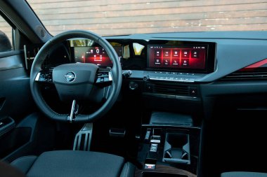 İstanbul, Türkiye - 24 Ekim 2022: Opel Astra, PSA Grubu tarafından geliştirilen C-segment kompakt ve küçük bir aile arabasıdır..