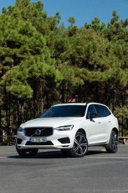 İstanbul, Türkiye - 19 Eylül 2022: Volvo XC60 Yeniden Şarj Eklentisi Hibrit, İsveçli otomobil üreticisi Volvo Cars tarafından üretilen ve pazarlanan kompakt lüks bir arazi aracı..