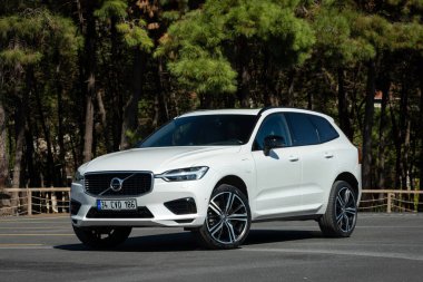 İstanbul, Türkiye - 19 Eylül 2022: Volvo XC60 Yeniden Şarj Eklentisi Hibrit, İsveçli otomobil üreticisi Volvo Cars tarafından üretilen ve pazarlanan kompakt lüks bir arazi aracı..