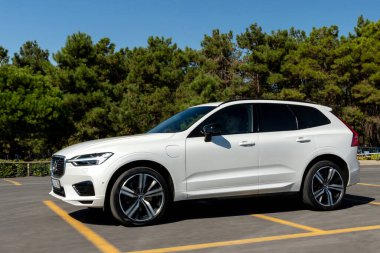 İstanbul, Türkiye - 19 Eylül 2022: Volvo XC60 Yeniden Şarj Eklentisi Hibrit, İsveçli otomobil üreticisi Volvo Cars tarafından üretilen ve pazarlanan kompakt lüks bir arazi aracı..