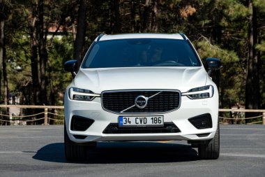 İstanbul, Türkiye - 19 Eylül 2022: Volvo XC60 Yeniden Şarj Eklentisi Hibrit, İsveçli otomobil üreticisi Volvo Cars tarafından üretilen ve pazarlanan kompakt lüks bir arazi aracı..