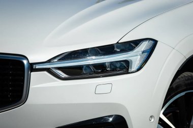 İstanbul, Türkiye - 19 Eylül 2022: Volvo XC60 Yeniden Şarj Eklentisi Hibrit, İsveçli otomobil üreticisi Volvo Cars tarafından üretilen ve pazarlanan kompakt lüks bir arazi aracı..