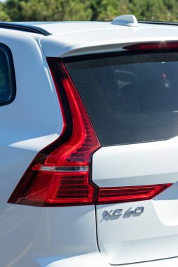 İstanbul, Türkiye - 19 Eylül 2022: Volvo XC60 Yeniden Şarj Eklentisi Hibrit, İsveçli otomobil üreticisi Volvo Cars tarafından üretilen ve pazarlanan kompakt lüks bir arazi aracı..