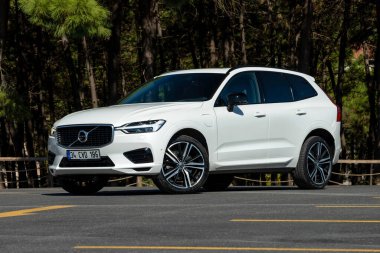 İstanbul, Türkiye - 19 Eylül 2022: Volvo XC60 Yeniden Şarj Eklentisi Hibrit, İsveçli otomobil üreticisi Volvo Cars tarafından üretilen ve pazarlanan kompakt lüks bir arazi aracı..