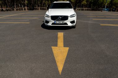 İstanbul, Türkiye - 19 Eylül 2022: Volvo XC60 Yeniden Şarj Eklentisi Hibrit, İsveçli otomobil üreticisi Volvo Cars tarafından üretilen ve pazarlanan kompakt lüks bir arazi aracı..