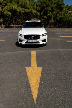İstanbul, Türkiye - 19 Eylül 2022: Volvo XC60 Yeniden Şarj Eklentisi Hibrit, İsveçli otomobil üreticisi Volvo Cars tarafından üretilen ve pazarlanan kompakt lüks bir arazi aracı..