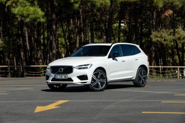 İstanbul, Türkiye - 19 Eylül 2022: Volvo XC60 Yeniden Şarj Eklentisi Hibrit, İsveçli otomobil üreticisi Volvo Cars tarafından üretilen ve pazarlanan kompakt lüks bir arazi aracı..