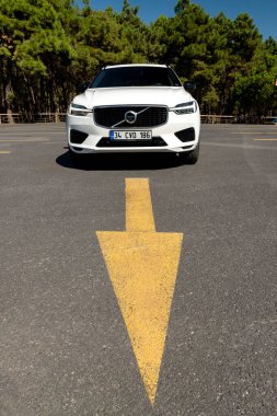 İstanbul, Türkiye - 19 Eylül 2022: Volvo XC60 Yeniden Şarj Eklentisi Hibrit, İsveçli otomobil üreticisi Volvo Cars tarafından üretilen ve pazarlanan kompakt lüks bir arazi aracı..