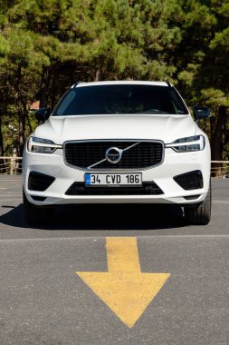 İstanbul, Türkiye - 19 Eylül 2022: Volvo XC60 Yeniden Şarj Eklentisi Hibrit, İsveçli otomobil üreticisi Volvo Cars tarafından üretilen ve pazarlanan kompakt lüks bir arazi aracı..