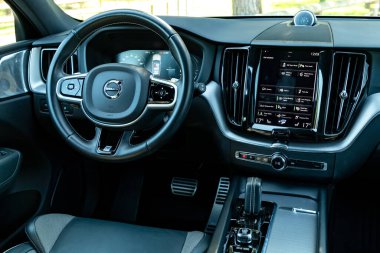 İstanbul, Türkiye - 19 Eylül 2022: Volvo XC60 Yeniden Şarj Eklentisi Hibrit, İsveçli otomobil üreticisi Volvo Cars tarafından üretilen ve pazarlanan kompakt lüks bir arazi aracı..