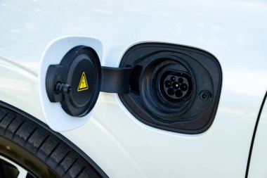 İstanbul, Türkiye - 19 Eylül 2022: Volvo XC60 Yeniden Şarj Eklentisi Hibrit, İsveçli otomobil üreticisi Volvo Cars tarafından üretilen ve pazarlanan kompakt lüks bir arazi aracı..