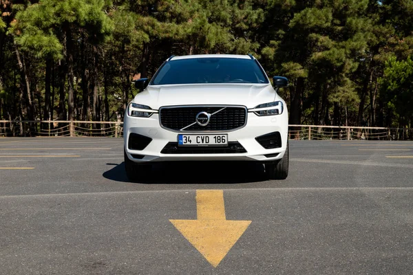 İstanbul, Türkiye - 19 Eylül 2022: Volvo XC60 Yeniden Şarj Eklentisi Hibrit, İsveçli otomobil üreticisi Volvo Cars tarafından üretilen ve pazarlanan kompakt lüks bir arazi aracı..