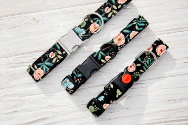 İtaatkar köpek, kedi ya da diğer hayvanlar ve evcil hayvanlar için evcil hayvan dükkanından şık, parlak ve rahat bir tasma..