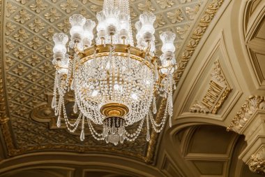 Başkent tiyatrosunun tavanında bir avize asılı..