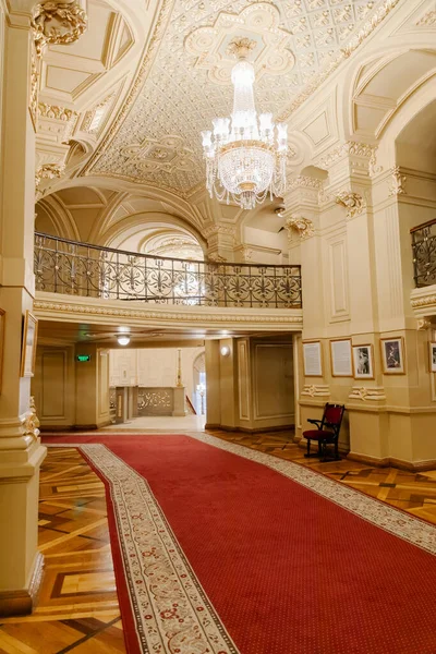Grand Hall Avec Tapis Rouge Lustre Suspendu Plafond — Photo