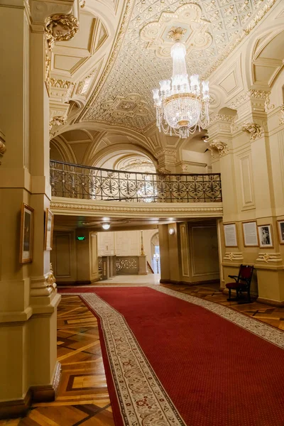 Gran Salón Con Una Alfombra Roja Una Araña Colgando Del —  Fotos de Stock