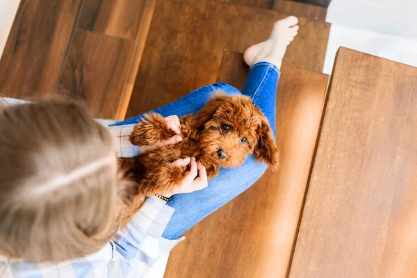 Eine Frau Sitzt Mit Ihrem Hund Auf Der Treppe — Stockfoto