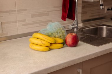 Muz ve Karışık Meyveli Mutfak Sahnesi