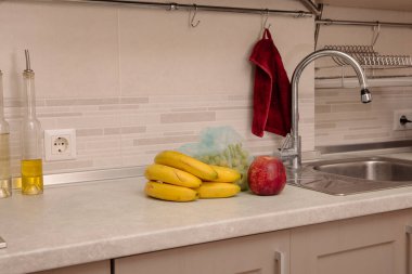 Muz ve Karışık Meyveli Mutfak Sahnesi