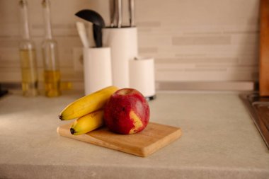 Muz ve Karışık Meyveli Mutfak Sahnesi