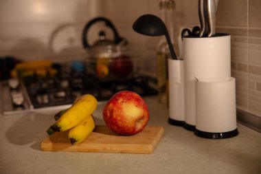 Muz ve Karışık Meyveli Mutfak Sahnesi