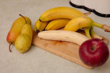 Muz ve Karışık Meyveli Mutfak Sahnesi